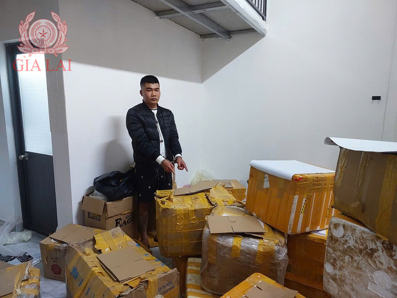 Khám xét phòng trọ, bắt giữ Trần Huy Thắng, thu giữ hàng loạt vũ khí nóng- Ảnh 1. Khám xét phòng trọ, bắt giữ Trần Huy Thắng, thu giữ hàng loạt vũ khí nóng- Ảnh 1.