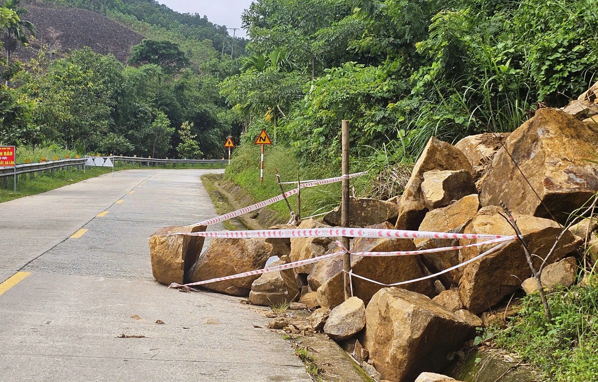 Ớn lạnh cảnh đất, đá như muốn "nuốt" người đi đường ở Quảng Ngãi- Ảnh 5.