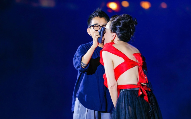 Phương Uyên bất ngờ xuất hiện trên sân khấu, lau mồ hôi cho danh ca Thanh Hà tại liveshow "Khổng Tước"- Ảnh 1.