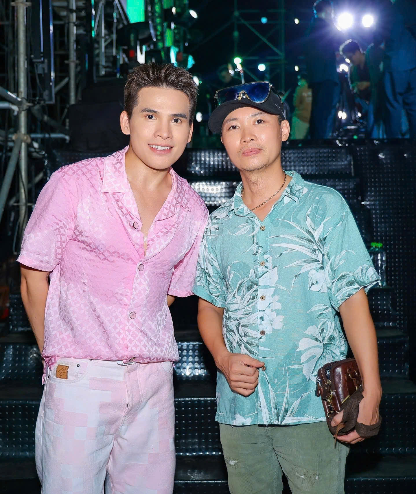 Phương Uyên bất ngờ xuất hiện trên sân khấu, lau mồ hôi cho danh ca Thanh Hà tại liveshow "Khổng Tước"- Ảnh 6.