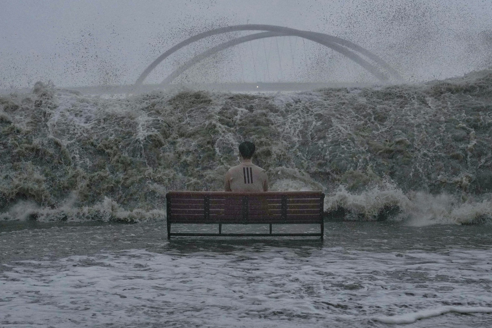 39 giây kinh hoàng: Siêu bão Ragasa "xé toạc" khách sạn hạng sang ở Hong Kong (Trung Quốc), cuốn phăng người đàn ông ngay trong sảnh- Ảnh 2. 39 giây kinh hoàng: Siêu bão Ragasa "xé toạc" khách sạn hạng sang ở Hong Kong (Trung Quốc), cuốn phăng người đàn ông ngay trong sảnh- Ảnh 2.