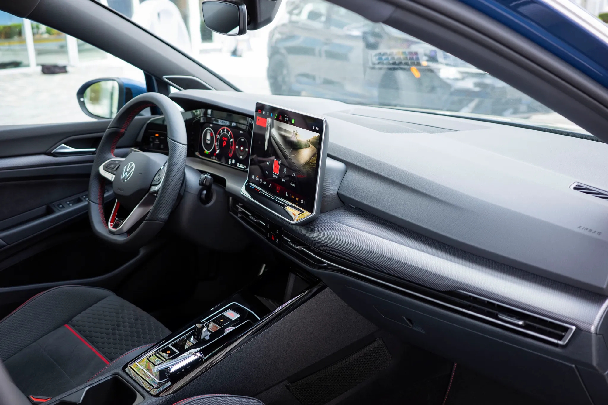 VW Golf lộ diện ở Việt Nam: Là bản giữa và bản tiêu chuẩn, giá khởi điểm chưa đến 800 triệu, có máy hybrid- Ảnh 6.