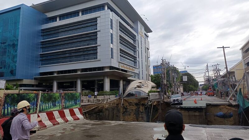 Clip kinh hoàng: Hố tử thần sâu 50m Clip kinh hoàng: Hố tử thần sâu 50m