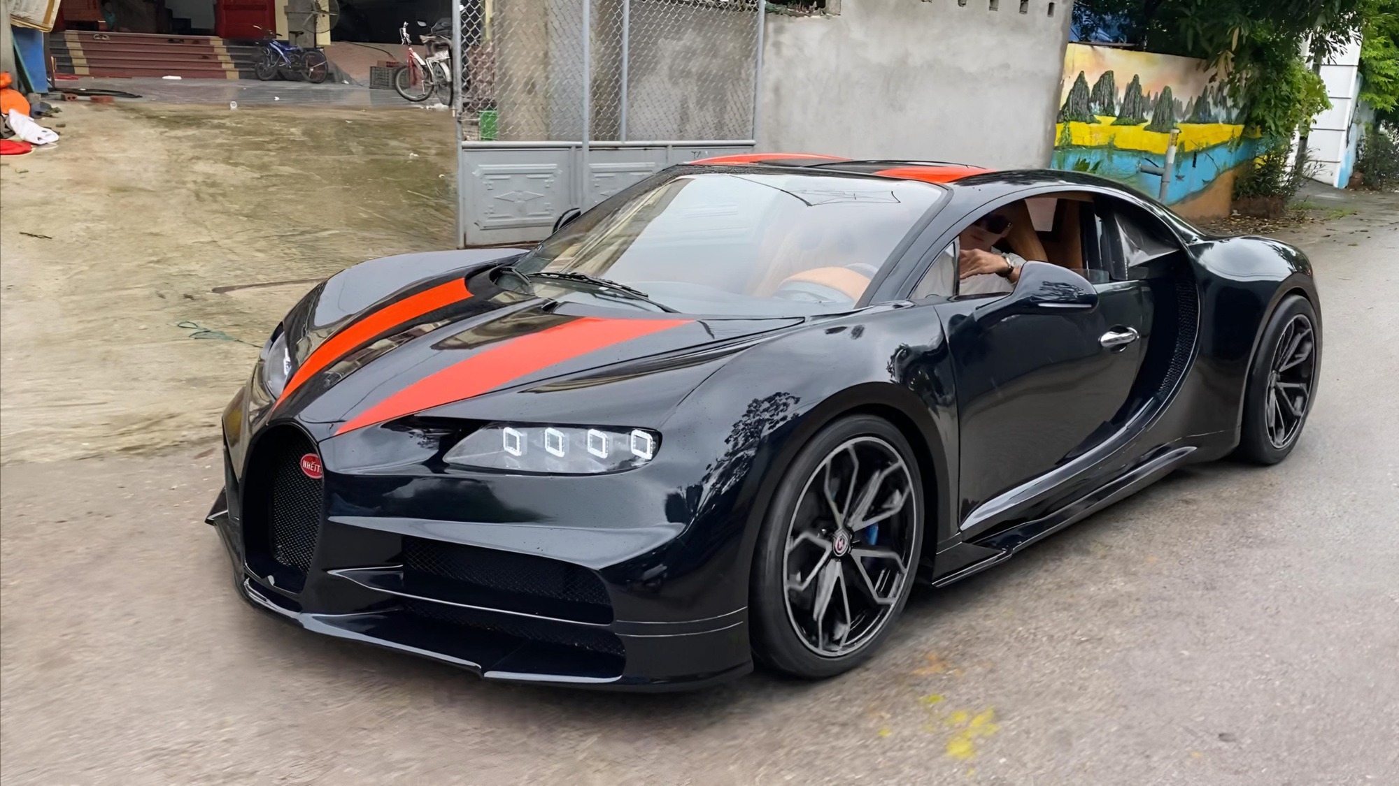 Làm Lamborghini Revuelto từ xe Nissan phế liệu, nhóm YouTuber Quảng Ninh được báo quốc tế ca ngợi: 'Hoàn toàn thuyết phục'- Ảnh 9. Làm Lamborghini Revuelto từ xe Nissan phế liệu, nhóm YouTuber Quảng Ninh được báo quốc tế ca ngợi: 'Hoàn toàn thuyết phục'- Ảnh 9.