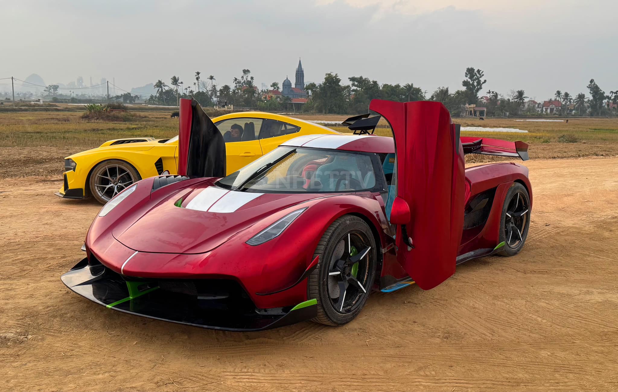 Làm Lamborghini Revuelto từ xe Nissan phế liệu, nhóm YouTuber Quảng Ninh được báo quốc tế ca ngợi: 'Hoàn toàn thuyết phục'- Ảnh 7. Làm Lamborghini Revuelto từ xe Nissan phế liệu, nhóm YouTuber Quảng Ninh được báo quốc tế ca ngợi: 'Hoàn toàn thuyết phục'- Ảnh 7.