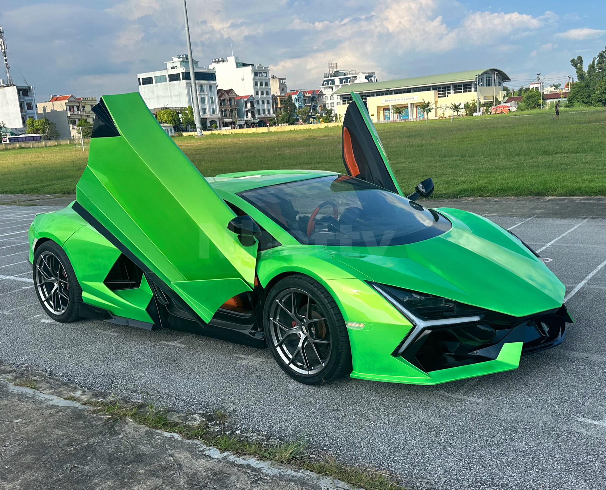 Làm Lamborghini Revuelto từ xe Nissan phế liệu, nhóm YouTuber Quảng Ninh được báo quốc tế ca ngợi: 'Hoàn toàn thuyết phục'- Ảnh 2. Làm Lamborghini Revuelto từ xe Nissan phế liệu, nhóm YouTuber Quảng Ninh được báo quốc tế ca ngợi: 'Hoàn toàn thuyết phục'- Ảnh 2.
