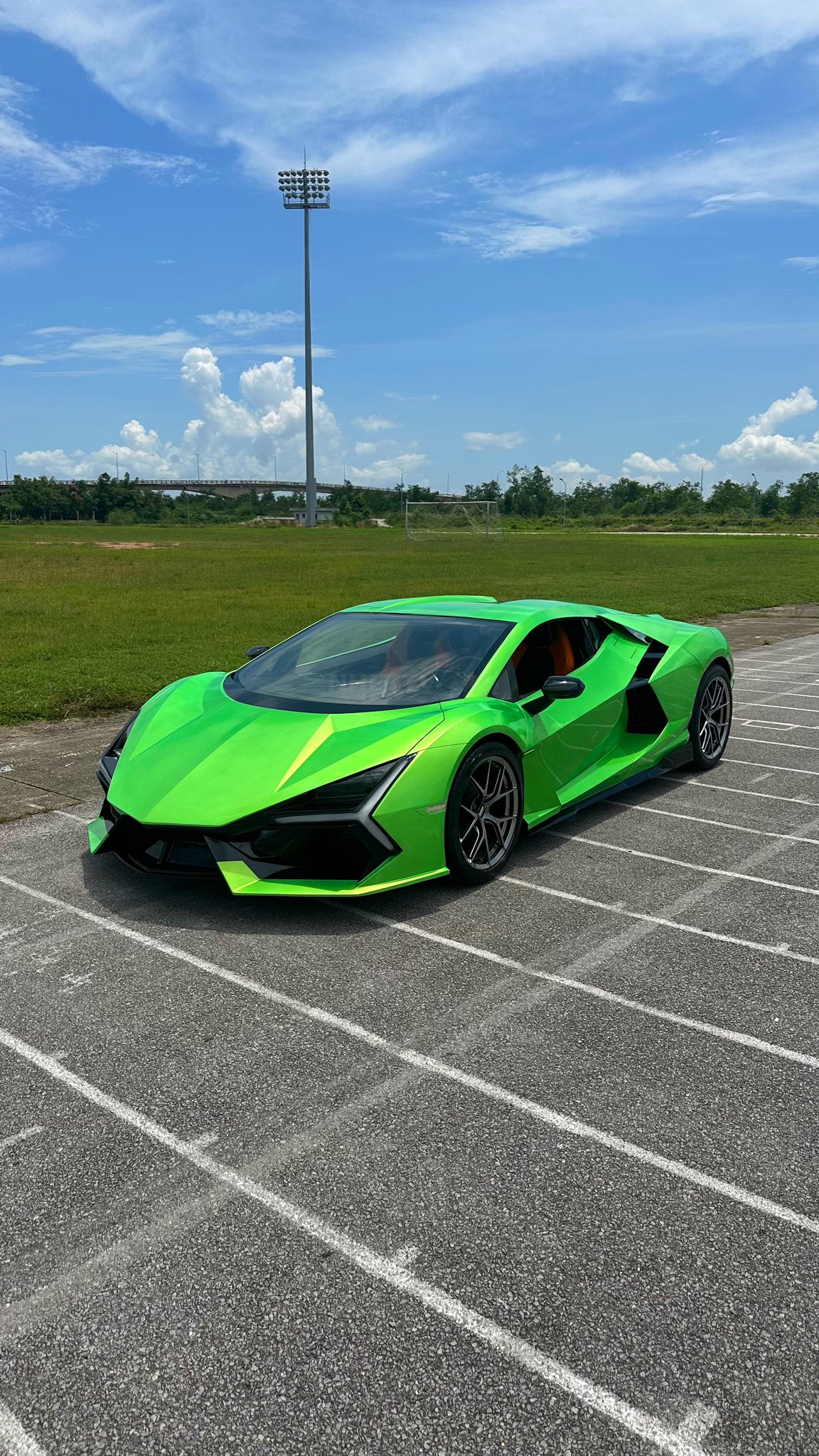 Làm Lamborghini Revuelto từ xe Nissan phế liệu, nhóm YouTuber Quảng Ninh được báo quốc tế ca ngợi: 'Hoàn toàn thuyết phục'- Ảnh 4. Làm Lamborghini Revuelto từ xe Nissan phế liệu, nhóm YouTuber Quảng Ninh được báo quốc tế ca ngợi: 'Hoàn toàn thuyết phục'- Ảnh 4.