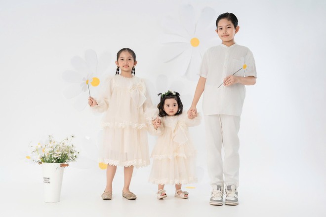 Khánh Thi - Phan Hiển khoe ảnh chân dung của 3 nhóc tỳ, visual cực phẩm cỡ nào mà netizen rần rần: Gen quá đỉnh!- Ảnh 6. Khánh Thi - Phan Hiển khoe ảnh chân dung của 3 nhóc tỳ, visual cực phẩm cỡ nào mà netizen rần rần: Gen quá đỉnh!- Ảnh 6.
