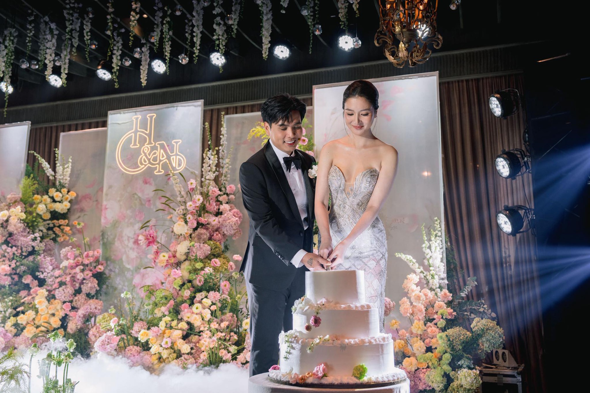 Nhan sắc vợ mới, kém 17 tuổi của nam ca sĩ từng ly hôn sau 2 tháng kết hôn- Ảnh 5. Nhan sắc vợ mới, kém 17 tuổi của nam ca sĩ từng ly hôn sau 2 tháng kết hôn- Ảnh 5.