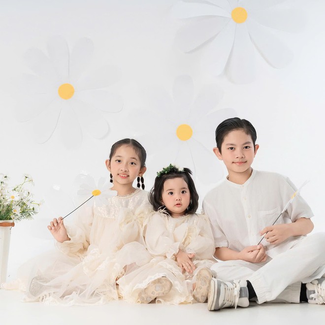 Khánh Thi - Phan Hiển khoe ảnh chân dung của 3 nhóc tỳ, visual cực phẩm cỡ nào mà netizen rần rần: Gen quá đỉnh!- Ảnh 7. Khánh Thi - Phan Hiển khoe ảnh chân dung của 3 nhóc tỳ, visual cực phẩm cỡ nào mà netizen rần rần: Gen quá đỉnh!- Ảnh 7.
