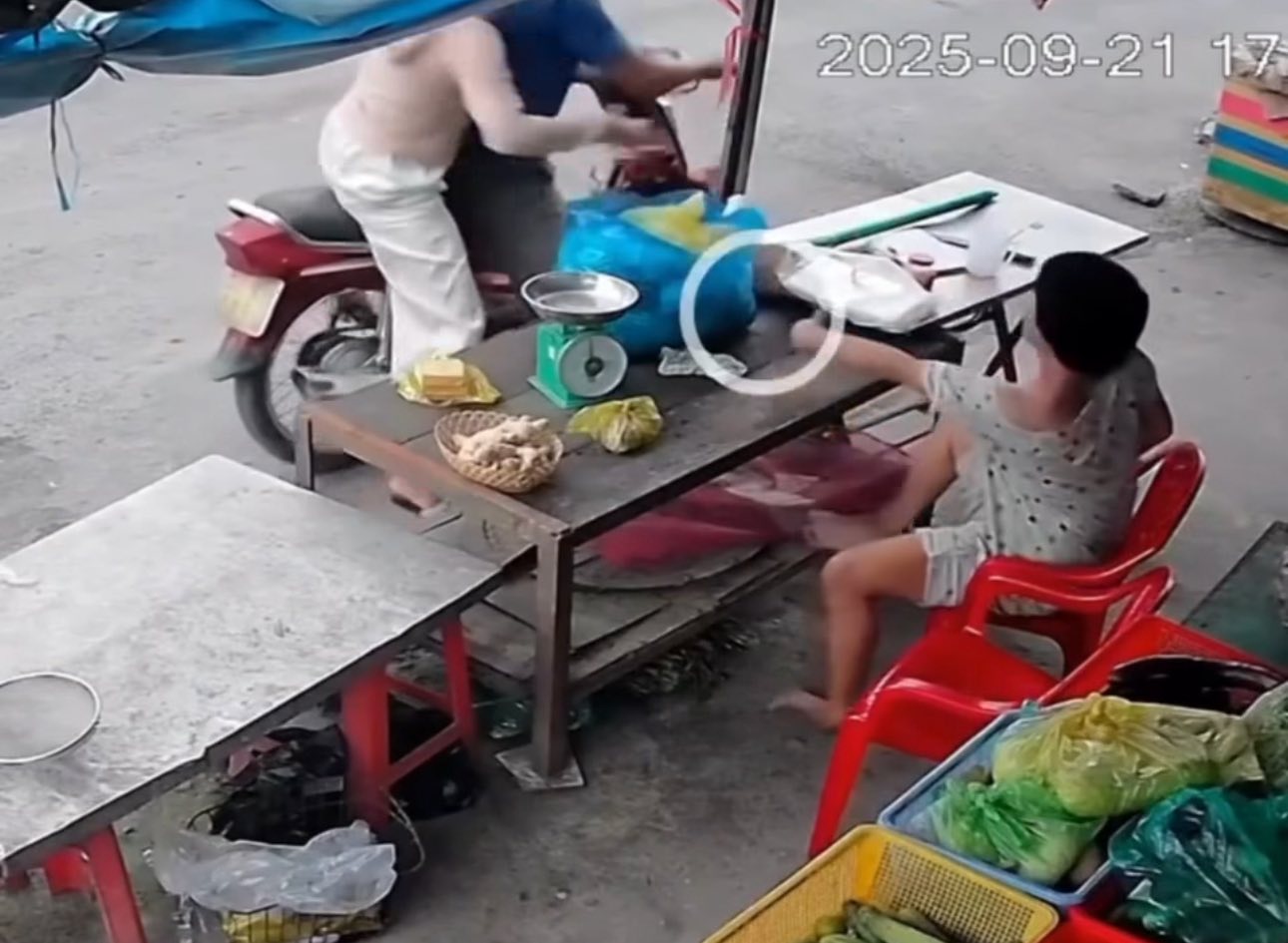 Bắt được nghi phạm trong vụ cướp giật điện thoại của người bị bại liệt ở T&acirc;y Ninh- Ảnh 2.