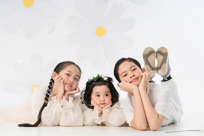 Khánh Thi - Phan Hiển khoe ảnh chân dung của 3 nhóc tỳ, visual cực phẩm cỡ nào mà netizen rần rần: Gen quá đỉnh!- Ảnh 4. Khánh Thi - Phan Hiển khoe ảnh chân dung của 3 nhóc tỳ, visual cực phẩm cỡ nào mà netizen rần rần: Gen quá đỉnh!- Ảnh 4.