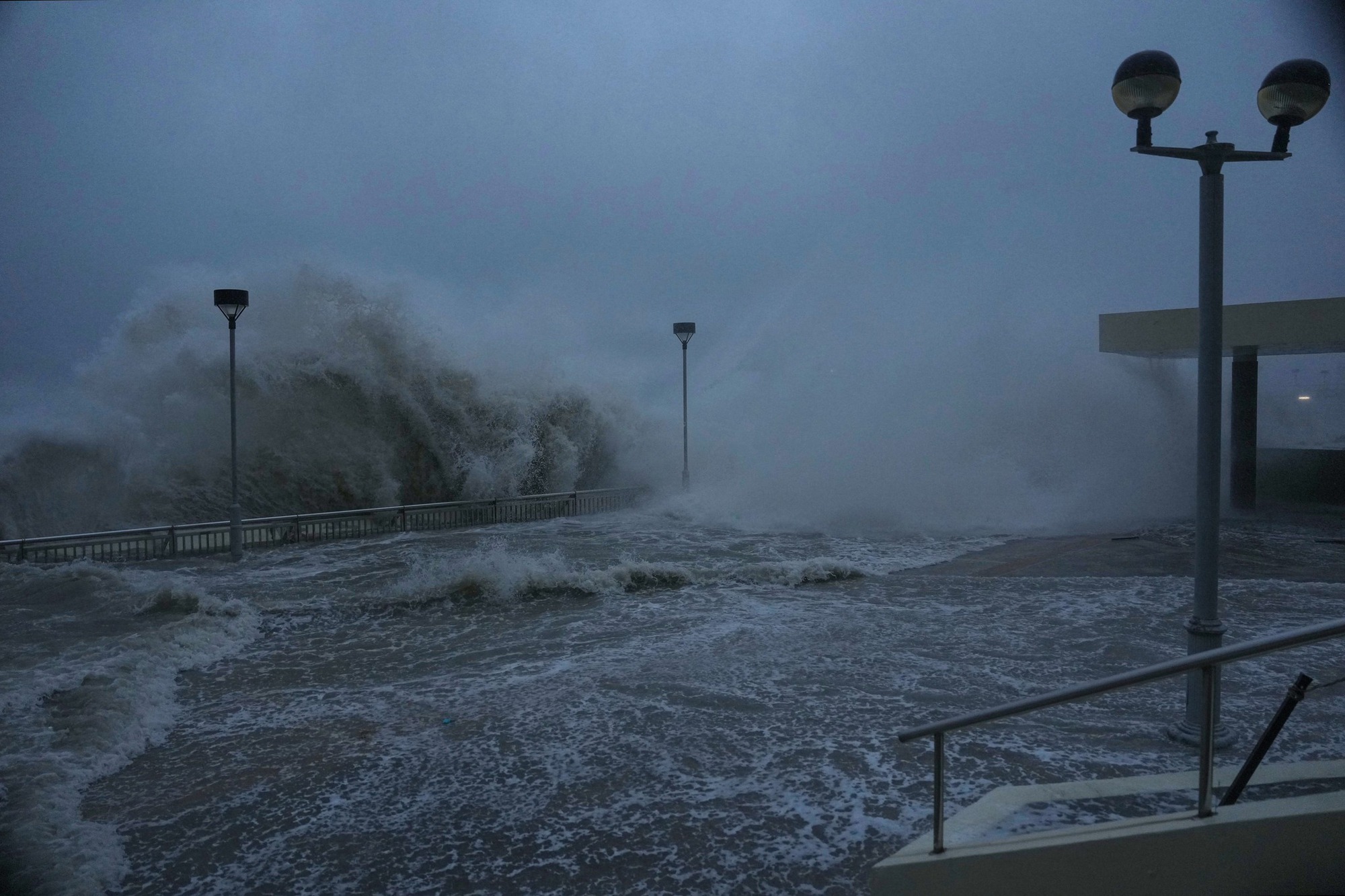39 giây kinh hoàng: Siêu bão Ragasa "xé toạc" khách sạn hạng sang ở Hong Kong (Trung Quốc), cuốn phăng người đàn ông ngay trong sảnh- Ảnh 3. 39 giây kinh hoàng: Siêu bão Ragasa "xé toạc" khách sạn hạng sang ở Hong Kong (Trung Quốc), cuốn phăng người đàn ông ngay trong sảnh- Ảnh 3.