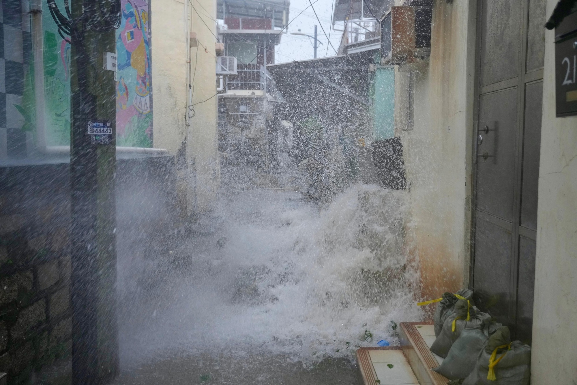 39 giây kinh hoàng: Siêu bão Ragasa "xé toạc" khách sạn hạng sang ở Hong Kong (Trung Quốc), cuốn phăng người đàn ông ngay trong sảnh- Ảnh 4. 39 giây kinh hoàng: Siêu bão Ragasa "xé toạc" khách sạn hạng sang ở Hong Kong (Trung Quốc), cuốn phăng người đàn ông ngay trong sảnh- Ảnh 4.