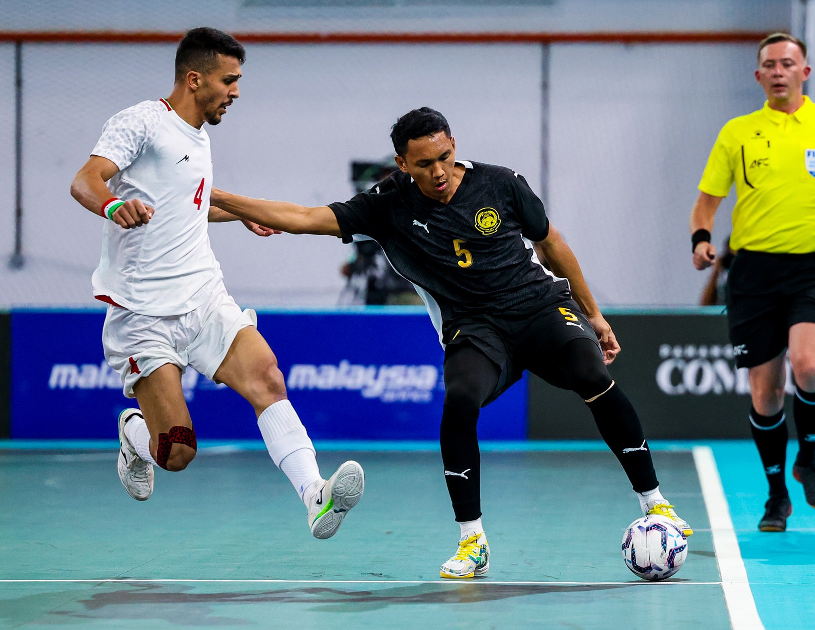Giải châu Á: Thua 0-4 trên sân nhà, tuyển Malaysia vẫn bất ngờ giành vé vớt- Ảnh 1.