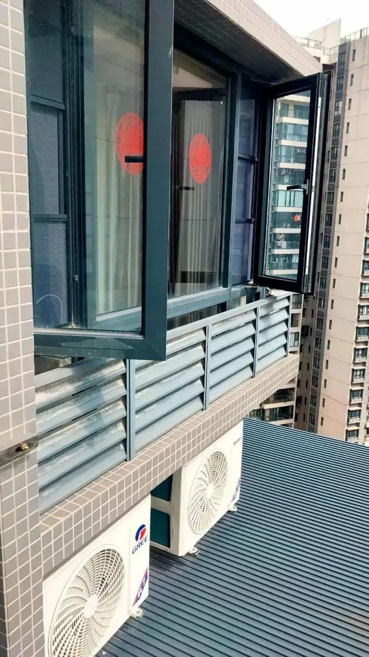 Người đàn ông đi du lịch về phát hiện hàng xóm lắp 4 cục nóng điều hoà sát nhà mình, còn tuyên bố: “Ông dám tháo ra tôi sẽ làm ầm lên”- Ảnh 2.