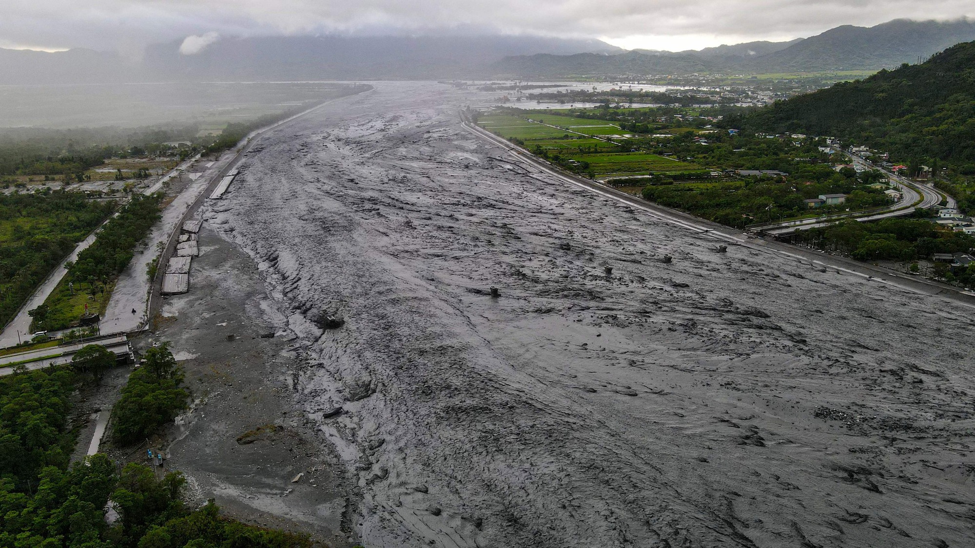 Siêu bão Ragasa tàn phá Đài Loan (Trung Quốc): 14 người thiệt mạng, 124 người mất tích- Ảnh 4.