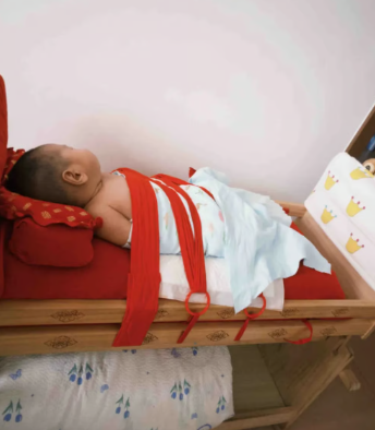 Kiểu nuôi con gây sốc: Trẻ sơ sinh bị buộc chặt trong nôi chứa cát để mô phỏng vòng tay mẹ- Ảnh 3.