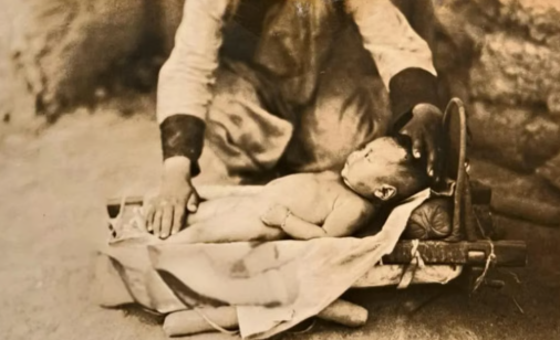 Kiểu nuôi con gây sốc: Trẻ sơ sinh bị buộc chặt trong nôi chứa cát để mô phỏng vòng tay mẹ- Ảnh 2.