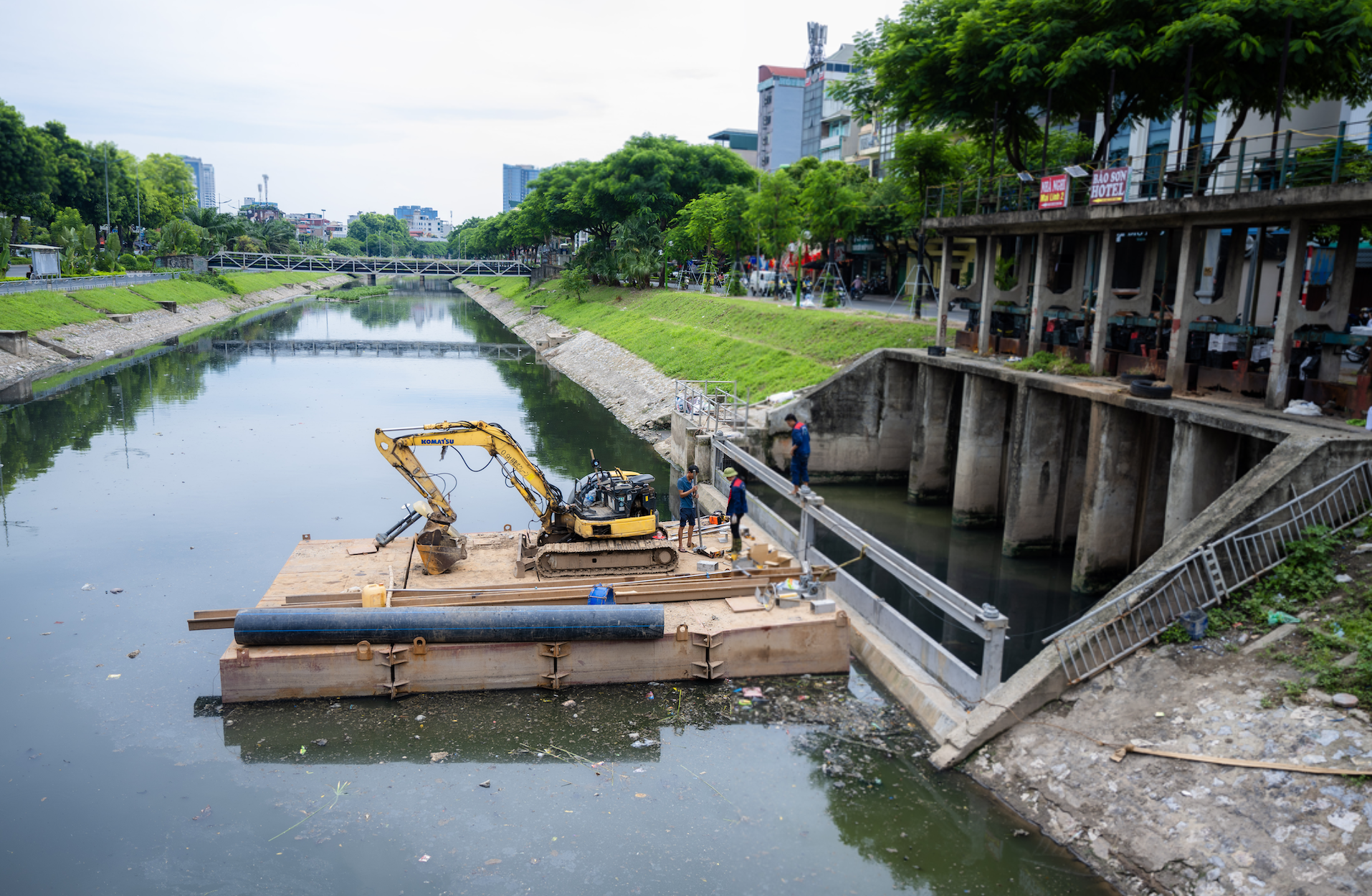 Cận cảnh đập d&acirc;ng đầu ti&ecirc;n mang nguồn nước bổ cập mới cho s&ocirc;ng T&ocirc; Lịch "hồi sinh"- Ảnh 5.