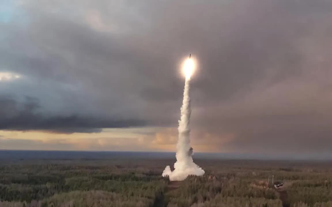 T&ecirc;n lửa đạn đạo li&ecirc;n lục địa Yars được ph&oacute;ng thử từ bệ ph&oacute;ng Plesetsk ở T&acirc;y Bắc nước Nga, th&aacute;ng 10/2024 (Ảnh: AP)