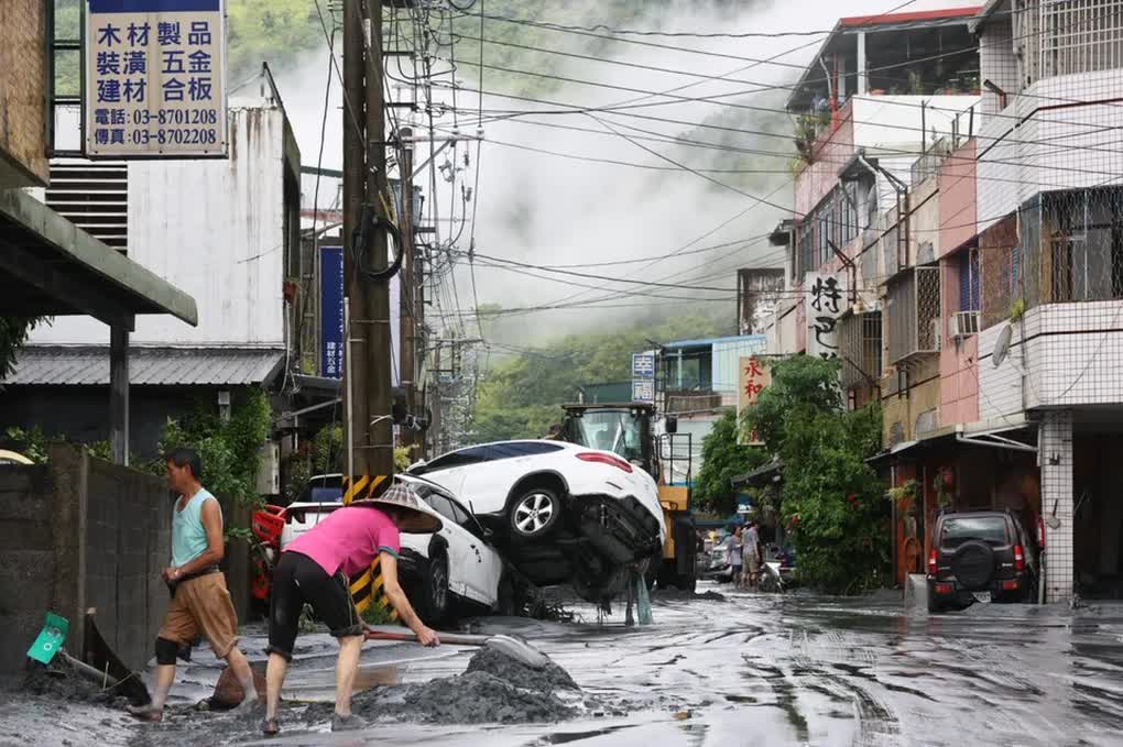 Gia đình 3 người bị sóng cuốn ra biển: Cảnh báo quan trọng, nhất là với khách du lịch khi bão Ragasa đổ bộ- Ảnh 7.