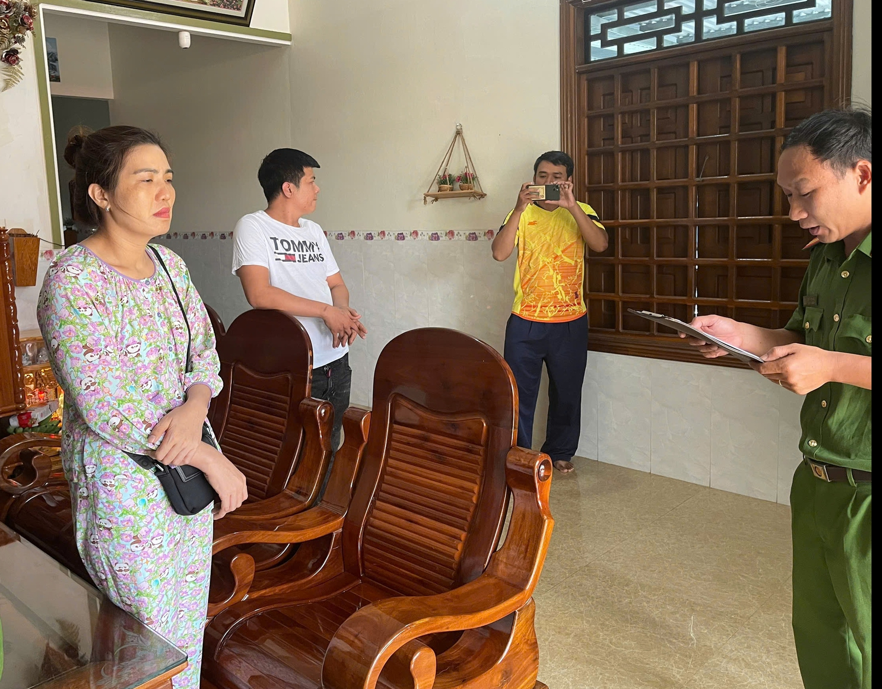 Bắt giữ "tú bà" quản lý nhiều nhân viên phục vụ quán karaoke kèm bán dâm- Ảnh 1. Bắt giữ "tú bà" quản lý nhiều nhân viên phục vụ quán karaoke kèm bán dâm- Ảnh 1.