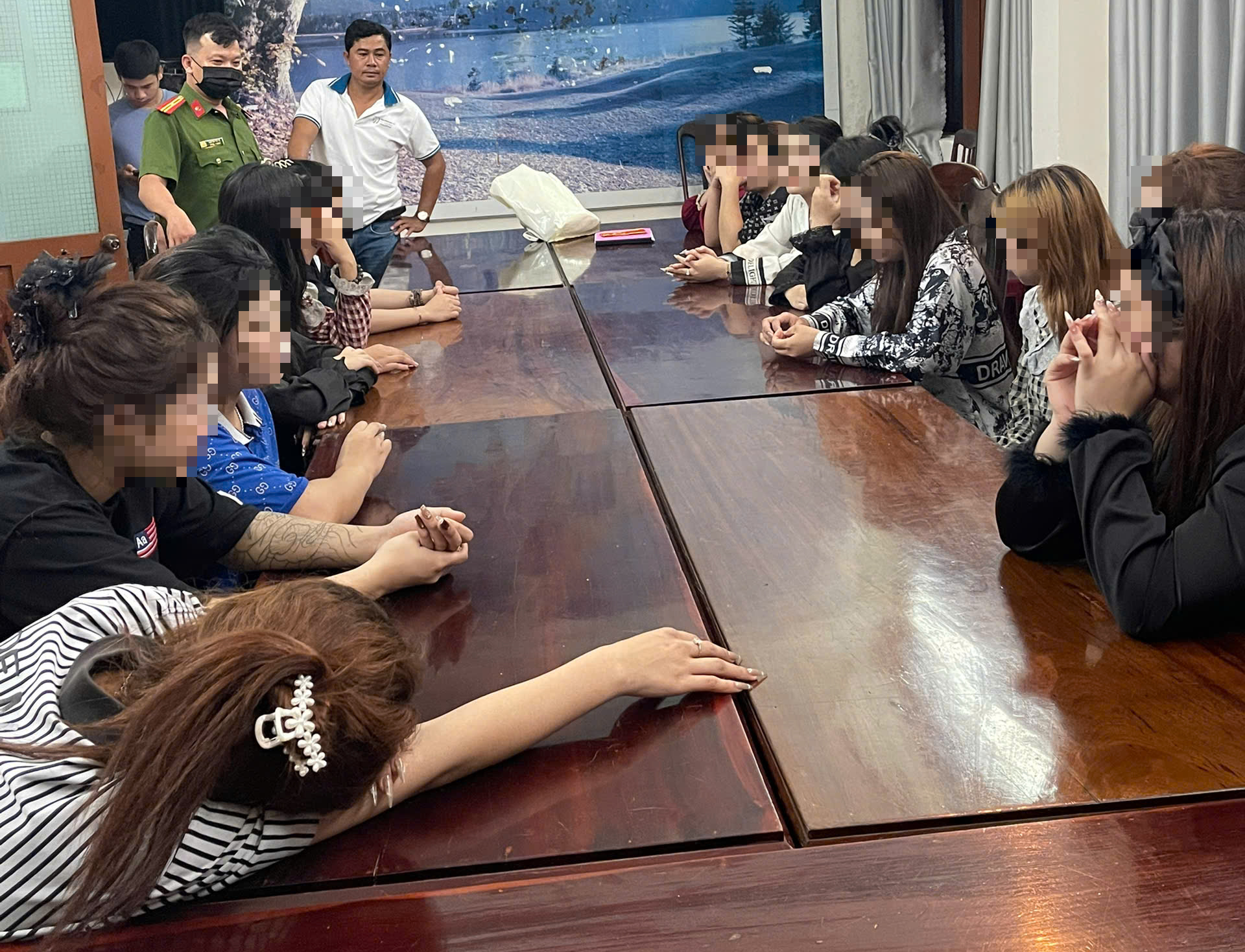 Bắt giữ "tú bà" quản lý nhiều nhân viên phục vụ quán karaoke kèm bán dâm- Ảnh 2. Bắt giữ "tú bà" quản lý nhiều nhân viên phục vụ quán karaoke kèm bán dâm- Ảnh 2.