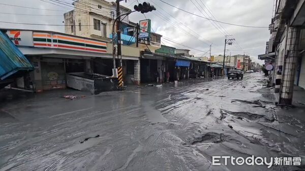 Xót xa cụ bà 87 tuổi bị bùn lũ do siêu bão Ragasa vùi lấp ngay trong nhà, con gái đau đớn: "Thi thể mẹ tôi vẫn còn mắc kẹt bên trong"- Ảnh 5.