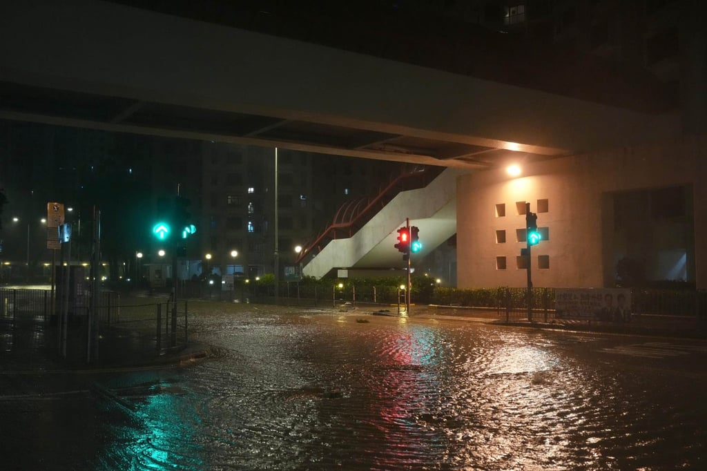 Siêu bão Ragasa: Sóng lớn "quất" Hồng Kông, hàng loạt thành phố Trung Quốc "nín thở"- Ảnh 6. Siêu bão Ragasa: Sóng lớn "quất" Hồng Kông, hàng loạt thành phố Trung Quốc "nín thở"- Ảnh 6.