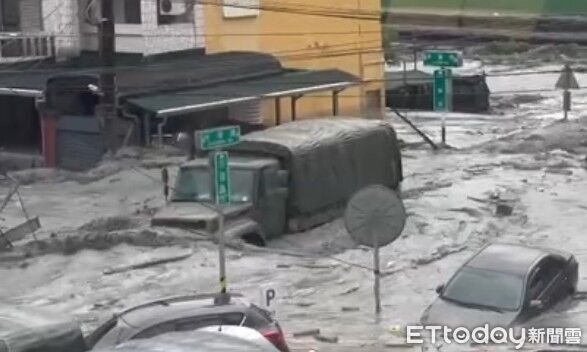 Siêu bão Ragasa: Sóng lớn "quất" Hồng Kông, hàng loạt thành phố Trung Quốc "nín thở"- Ảnh 8. Siêu bão Ragasa: Sóng lớn "quất" Hồng Kông, hàng loạt thành phố Trung Quốc "nín thở"- Ảnh 8.