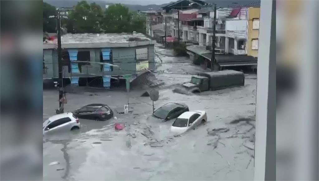 Siêu bão Ragasa: Sóng lớn "quất" Hồng Kông, hàng loạt thành phố Trung Quốc "nín thở"- Ảnh 7. Siêu bão Ragasa: Sóng lớn "quất" Hồng Kông, hàng loạt thành phố Trung Quốc "nín thở"- Ảnh 7.