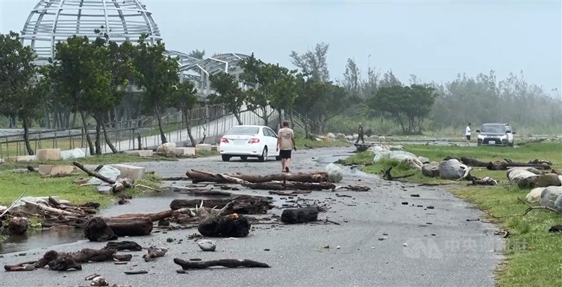 Siêu bão Ragasa cuốn trôi cầu ở Đài Loan (Trung Quốc), hơn 260 người bị mắc kẹt- Ảnh 2. Siêu bão Ragasa cuốn trôi cầu ở Đài Loan (Trung Quốc), hơn 260 người bị mắc kẹt- Ảnh 2.