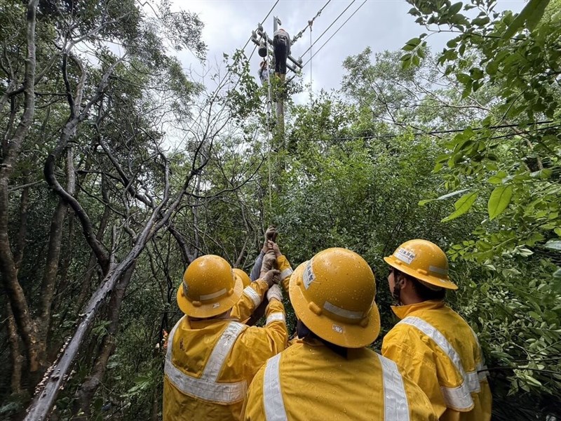 Siêu bão Ragasa cuốn trôi cầu ở Đài Loan (Trung Quốc), hơn 260 người bị mắc kẹt- Ảnh 3. Siêu bão Ragasa cuốn trôi cầu ở Đài Loan (Trung Quốc), hơn 260 người bị mắc kẹt- Ảnh 3.