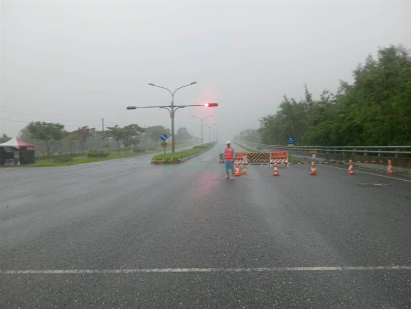 Siêu bão Ragasa cuốn trôi cầu ở Đài Loan (Trung Quốc), hơn 260 người bị mắc kẹt- Ảnh 4. Siêu bão Ragasa cuốn trôi cầu ở Đài Loan (Trung Quốc), hơn 260 người bị mắc kẹt- Ảnh 4.