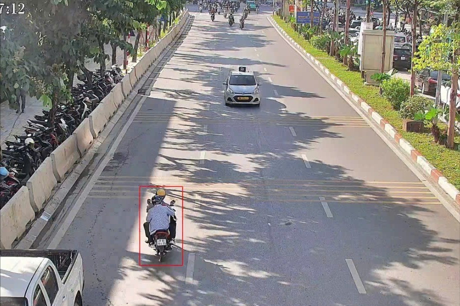 Trong 12 giờ, camera AI 'bắt' gần 1.800 trường hợp vi phạm giao thông ở Hà Nội- Ảnh 4.