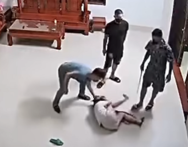 Bắt tạm giam người đàn ông xông vào nhà, đánh dã man một phụ nữ mặc cho nạn nhân ôm đầu van xin- Ảnh 1.