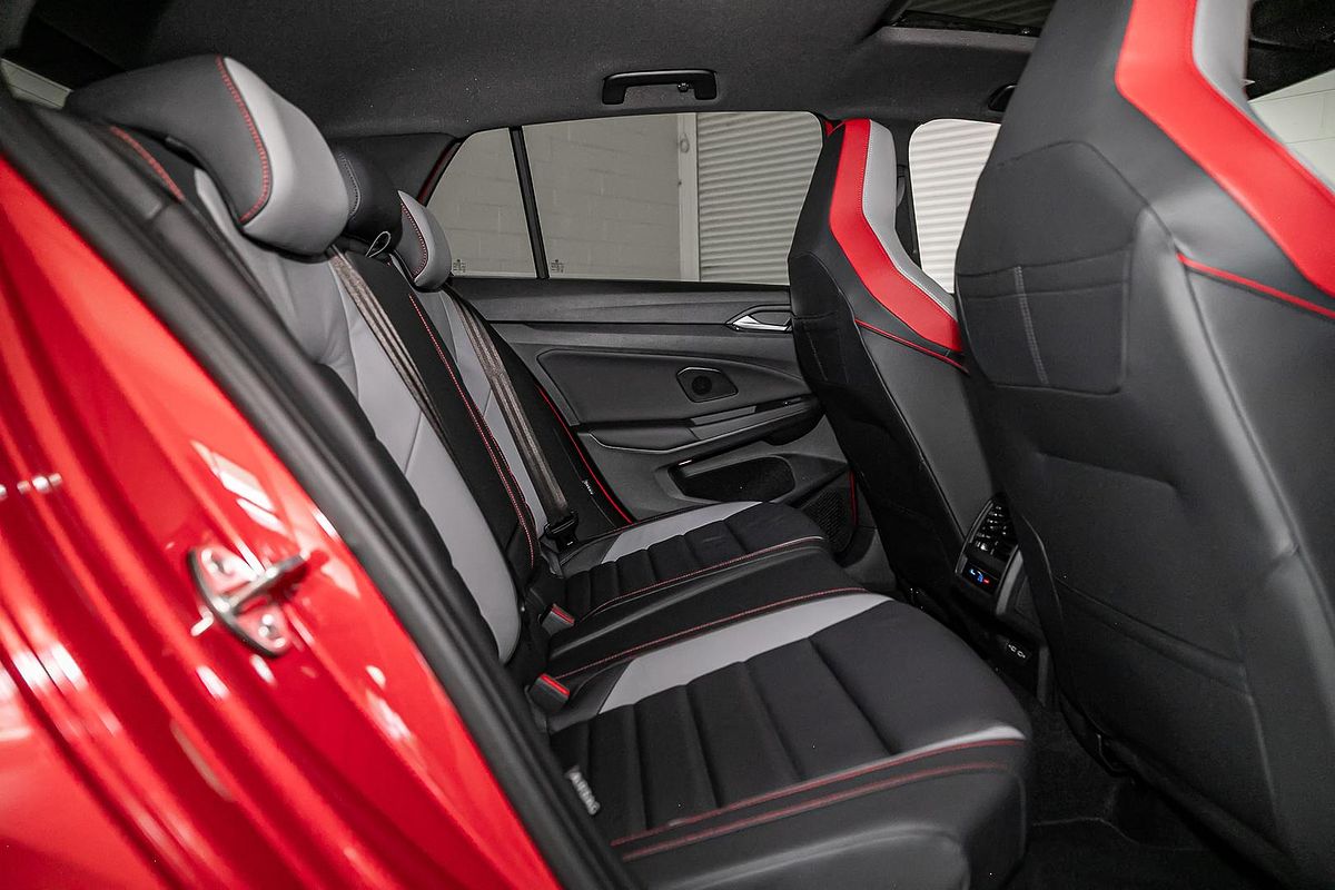 VW Golf lộ diện ở Việt Nam: Là bản giữa và bản tiêu chuẩn, giá khởi điểm chưa đến 800 triệu, có máy hybrid- Ảnh 13.