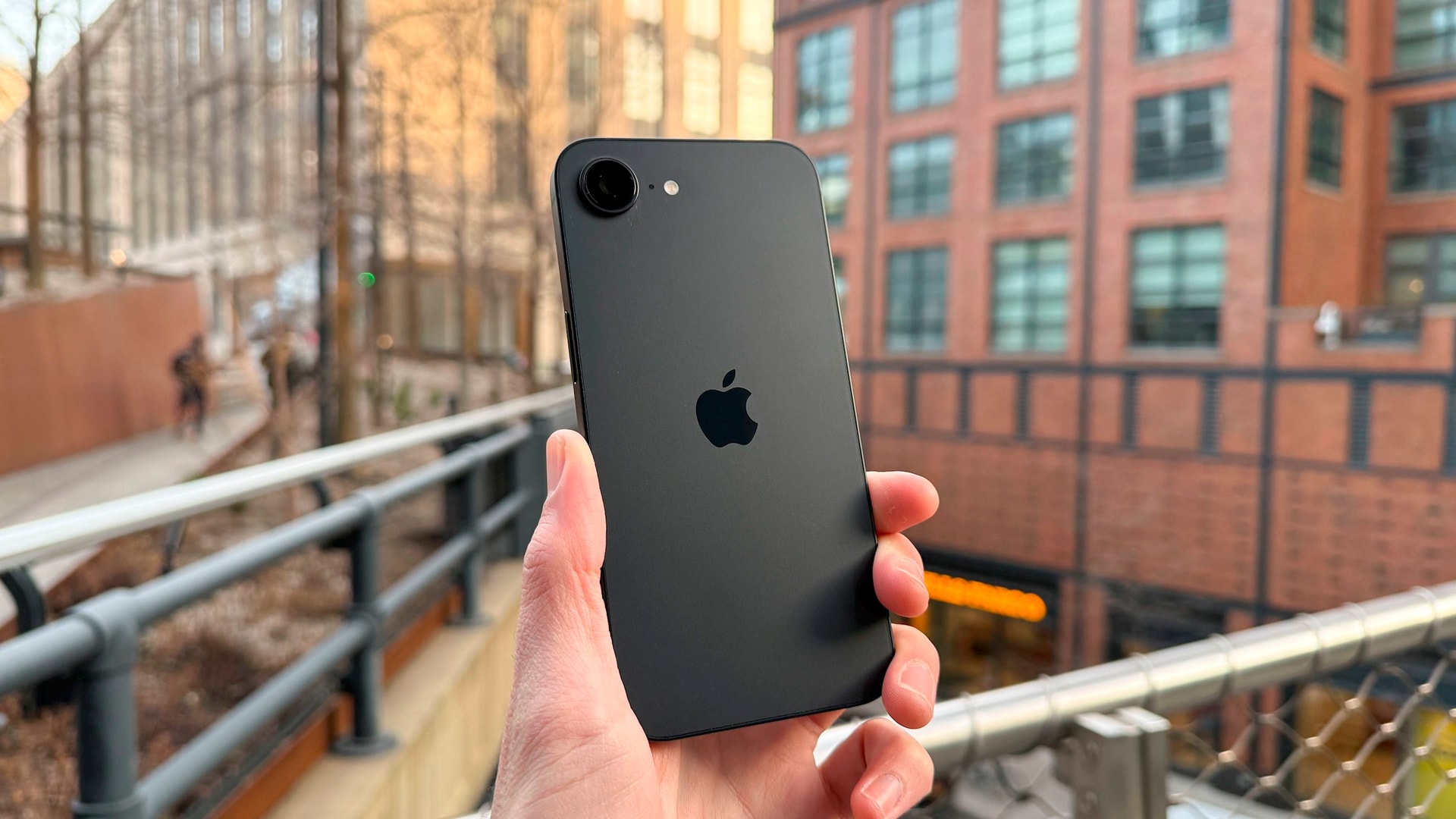 "Cơn địa chấn" ở Việt Nam là lời cảnh tỉnh: Samsung, iPhone cần rũ mác sang chảnh, bán điện thoại rẻ hơn?- Ảnh 3.