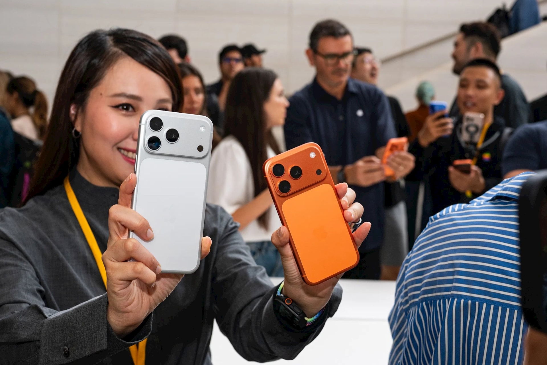 "Cơn địa chấn" ở Việt Nam là lời cảnh tỉnh: Samsung, iPhone cần rũ mác sang chảnh, bán điện thoại rẻ hơn?- Ảnh 2.