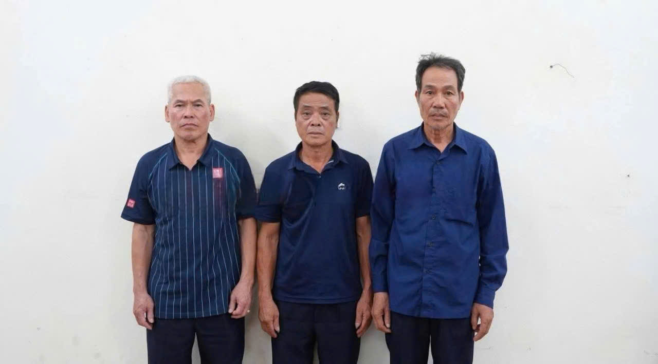 Khởi tố 3 bảo vệ đánh hội đồng người đi xe máy chở bệnh nhân trước sảnh bệnh viện- Ảnh 1.