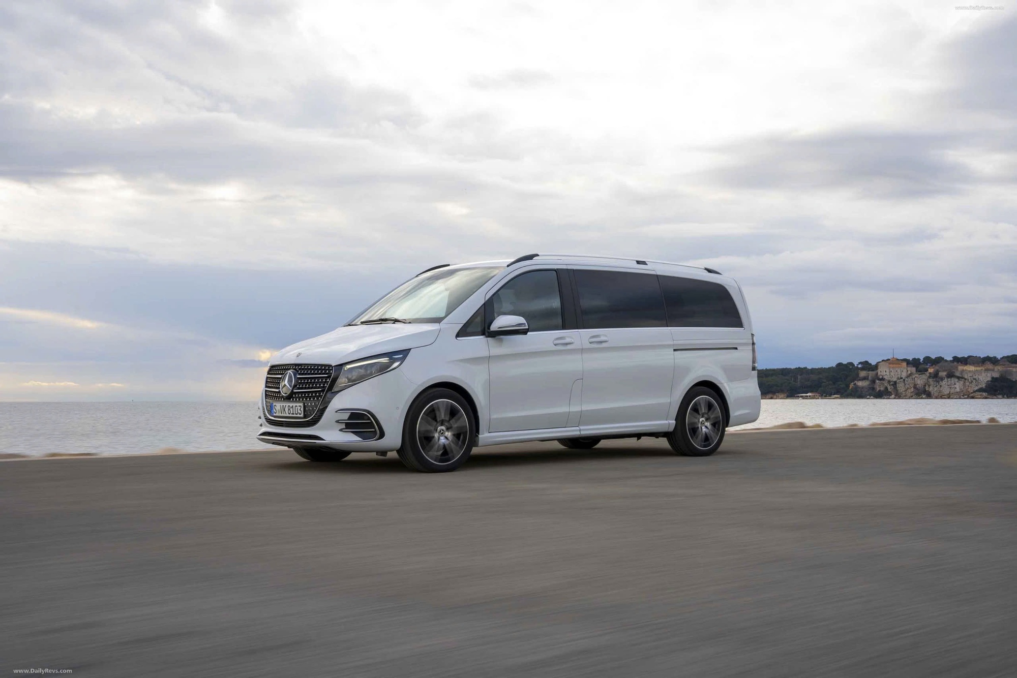 Mercedes-Benz V-Class 2025 nhận cọc tại đại lý: Giá từ gần 3,4 tỷ đồng, thiết kế mới, nội thất thương gia, đấu Alphard với giá rẻ hơn cả tỷ đồng- Ảnh 5.