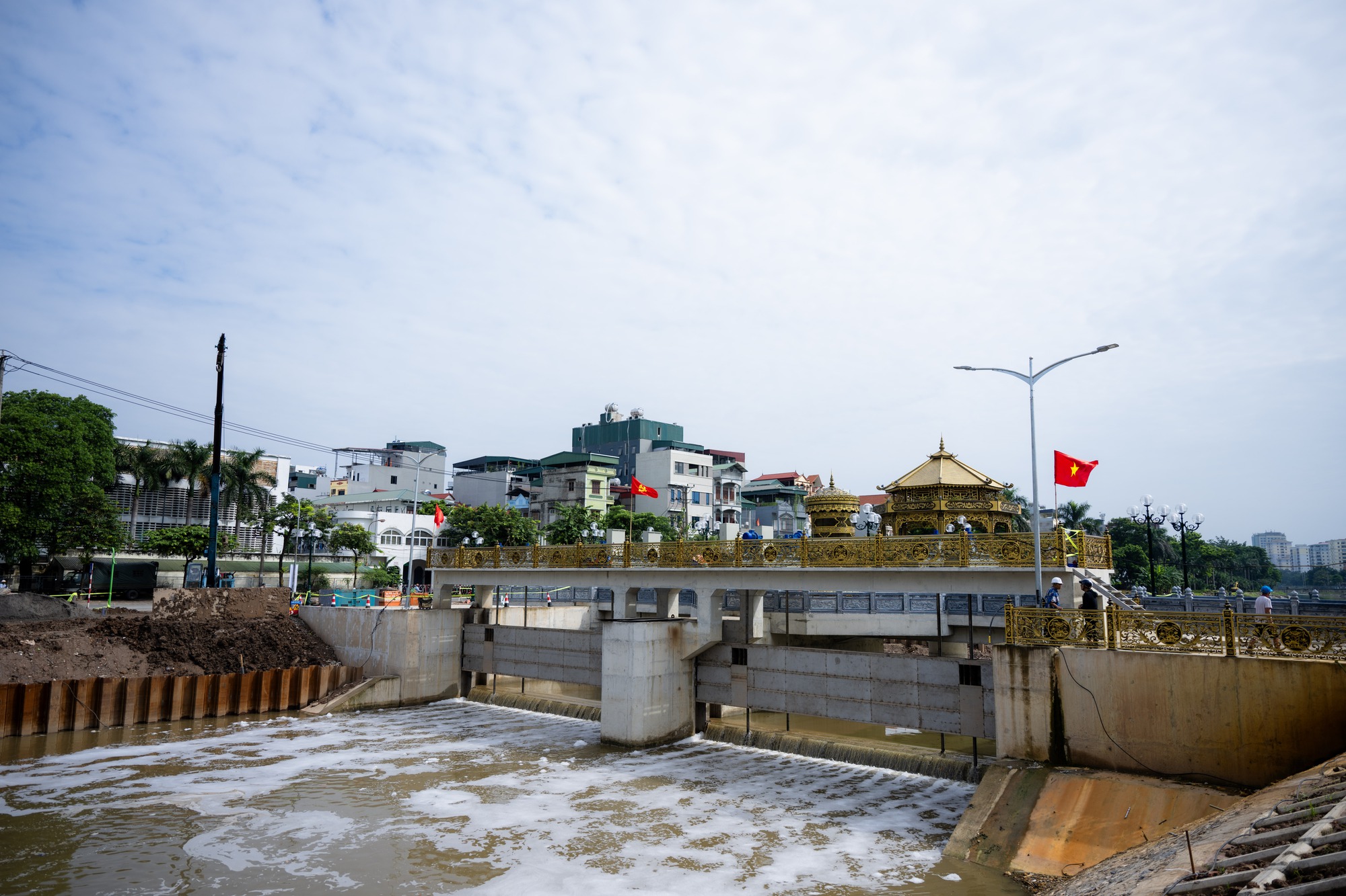 Cận cảnh đập d&acirc;ng đầu ti&ecirc;n mang nguồn nước bổ cập mới cho s&ocirc;ng T&ocirc; Lịch "hồi sinh"- Ảnh 15.