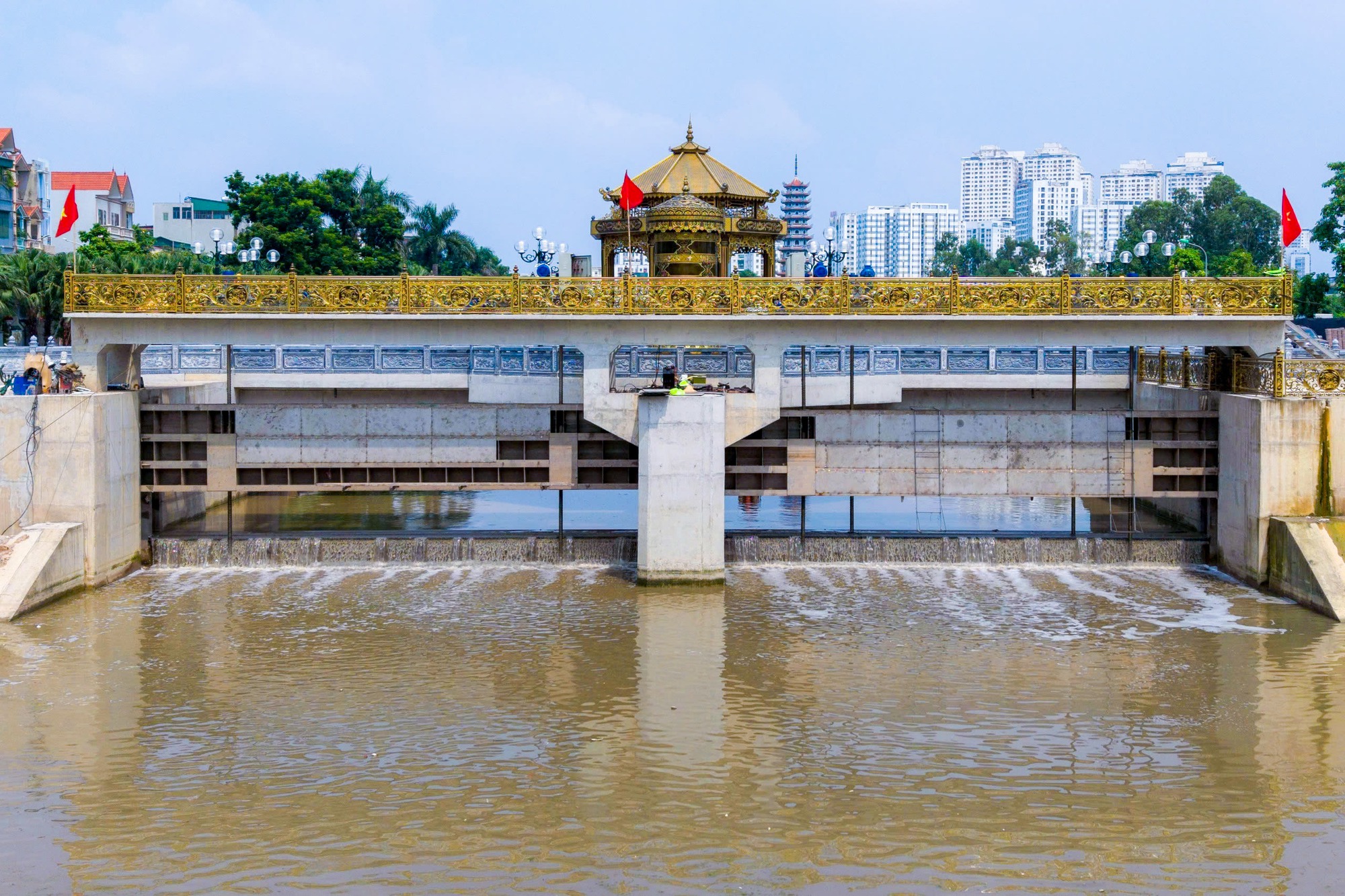 Cận cảnh đập d&acirc;ng đầu ti&ecirc;n mang nguồn nước bổ cập mới cho s&ocirc;ng T&ocirc; Lịch "hồi sinh"- Ảnh 1.