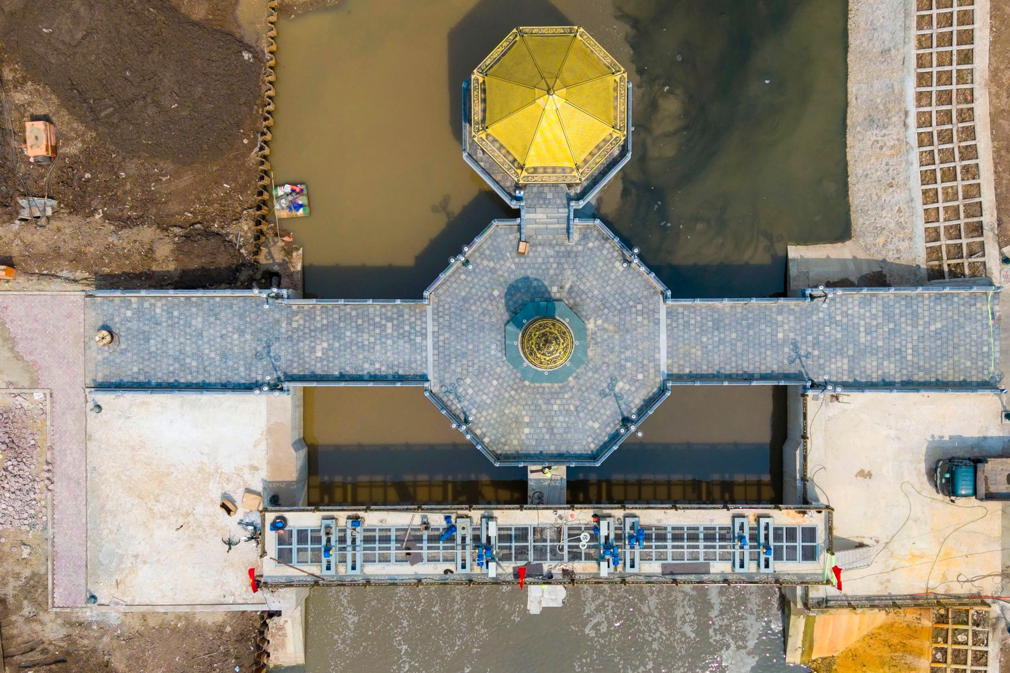 Cận cảnh đập d&acirc;ng đầu ti&ecirc;n mang nguồn nước bổ cập mới cho s&ocirc;ng T&ocirc; Lịch "hồi sinh"- Ảnh 6.