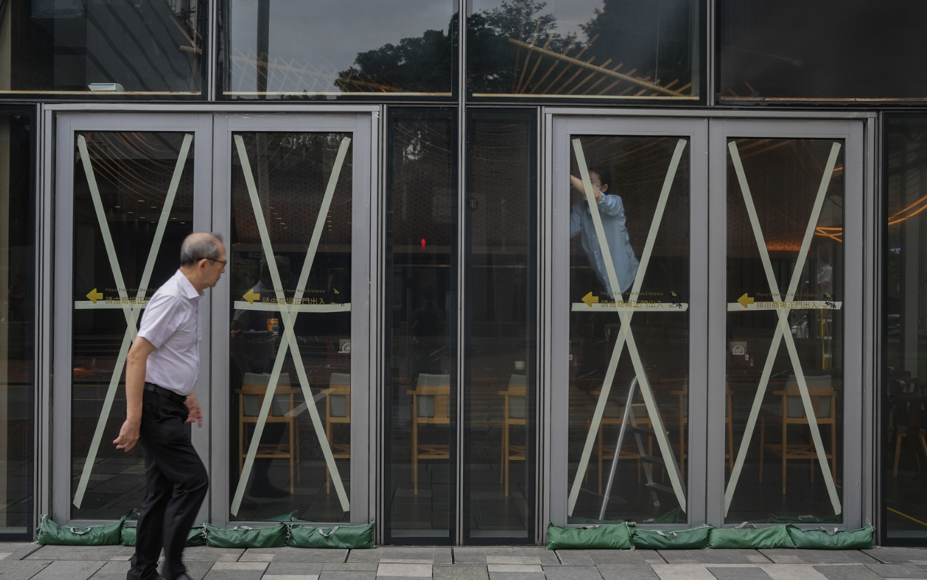 Siêu bão Ragasa: Sóng lớn "quất" Hồng Kông, hàng loạt thành phố Trung Quốc "nín thở"- Ảnh 2. Siêu bão Ragasa: Sóng lớn "quất" Hồng Kông, hàng loạt thành phố Trung Quốc "nín thở"- Ảnh 2.