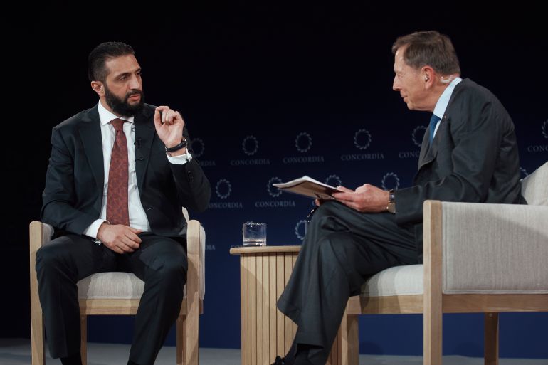 Cuộc gặp "không tưởng" giữa tổng thống lâm thời Syria và viên tướng Mỹ- Ảnh 1.