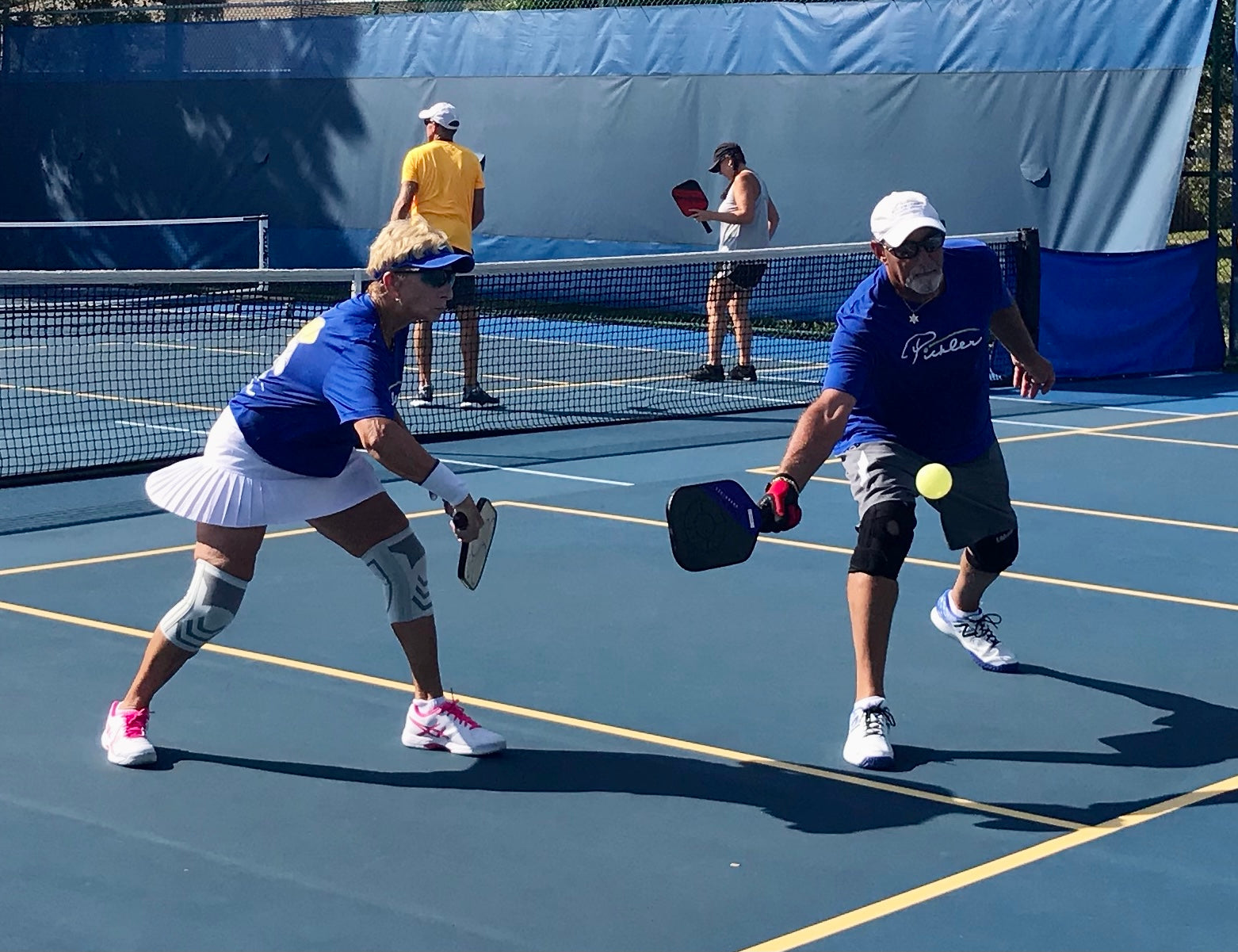 Sếp nữ chấn thương vẫn đòi đi đánh pickleball, ngã đè vào người khiến tôi ngượng đỏ mặt- Ảnh 1.