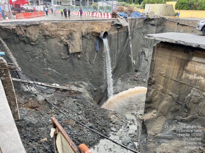 Clip kinh hoàng: Hố tử thần sâu 50m Clip kinh hoàng: Hố tử thần sâu 50m