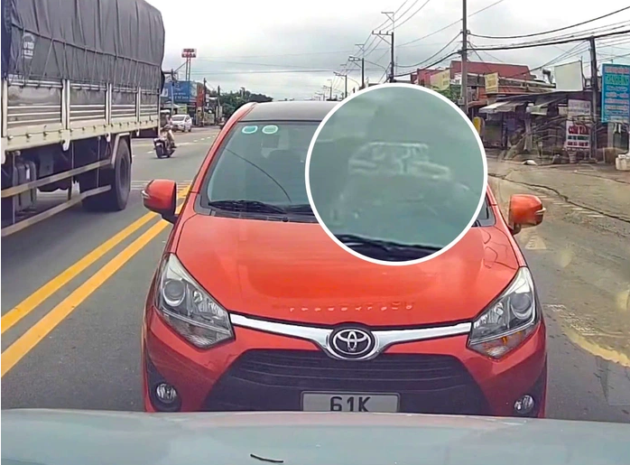 Lái ô tô ngược chiều, lại không chịu nhường đường còn dùng điện thoại ghi hình: Nữ tài xế nói lý do- Ảnh 1. Lái ô tô ngược chiều, lại không chịu nhường đường còn dùng điện thoại ghi hình: Nữ tài xế nói lý do- Ảnh 1.